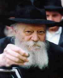 Le Rabbi de Loubavitch donnant la Tsedaka